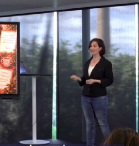 Inma Romero, Mentora de Crecimiento Personal a través del Mindfulness y el Coaching con Propósito, sobre el escenario del Women's Talks de Barcelona Mayo 2026
